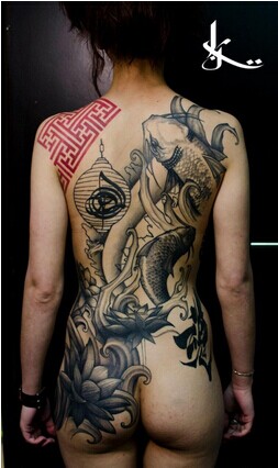 女生背部霸气黑白金鱼纹身图案