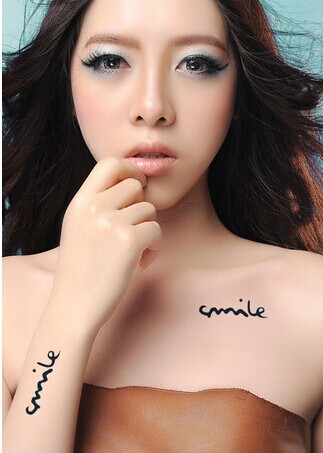 清纯美少女肩部手部超唯美清新英文纹图片