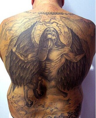 男生后背诡异黑白怪兽纹身图