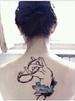 女生后背好看手持佛珠纹身图图片