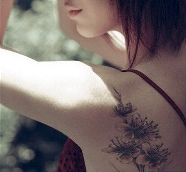 女生背部梅花纹身图案图片