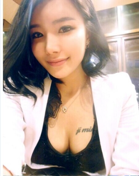 韩国美女巨乳纹身”蹿红网络图片