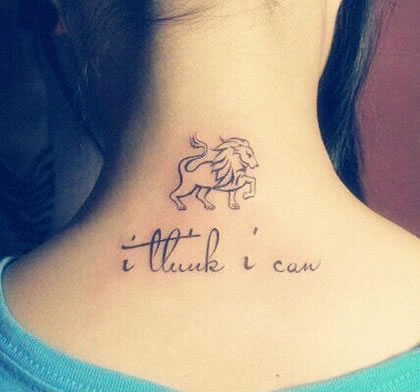 女生颈部雄壮的线条狮子图案纹身图片