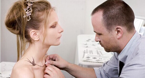 欧美漂亮女生脖子唯美燕子纹身图图片