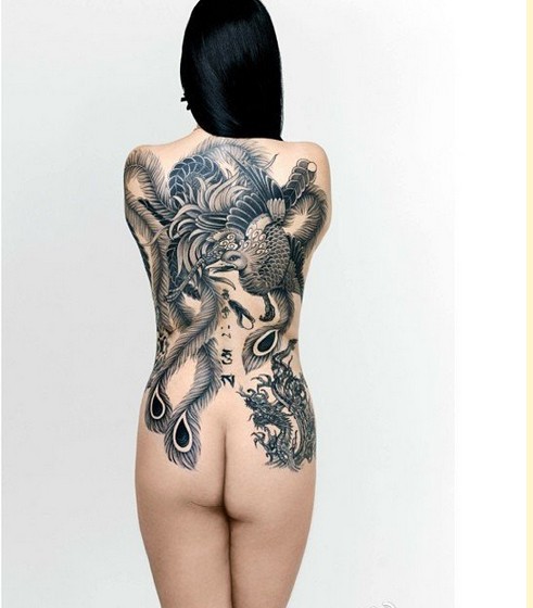 一款女性满背黑白凤凰纹身图案