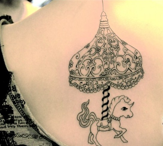 一款女性背部旋转木马纹身图案图片