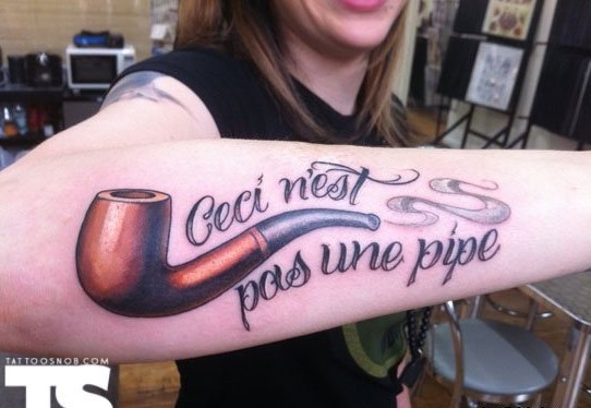 手臂烟斗字母纹身图片