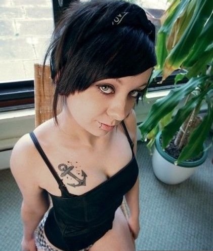 欧美女生胸前个性锚纹身图案图片