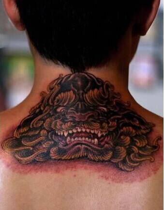 男生脖子黑白怪异唐狮纹身图案