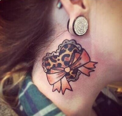 女生脖子处好看蝴蝶结豹纹爱心纹身图图片