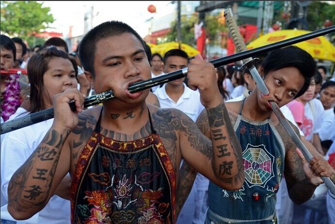 迎佛教盛会男生身体纹着汉字菩萨名字图片