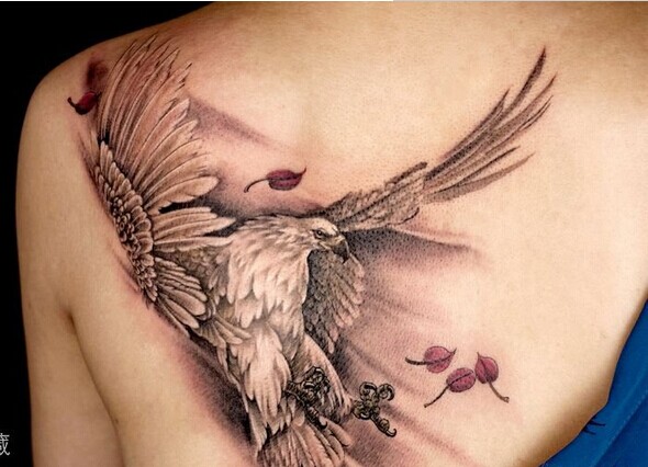 女生后背霸气老鹰展翅纹身图图片