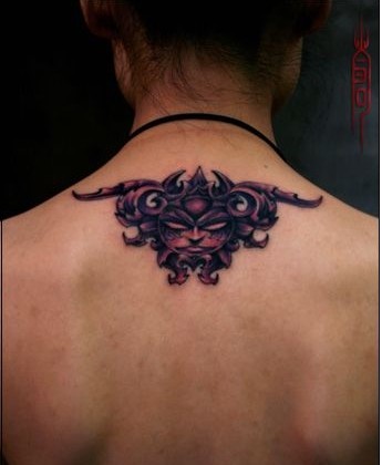 颈部太阳鬼面图腾纹身图片