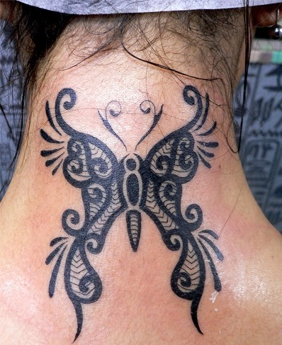 MM颈部图腾蝴蝶纹身图案图片