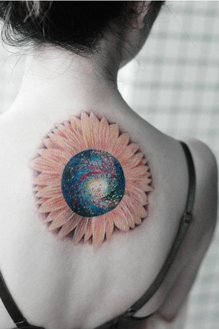 后背漂亮的彩色星空太阳花纹身图案图片