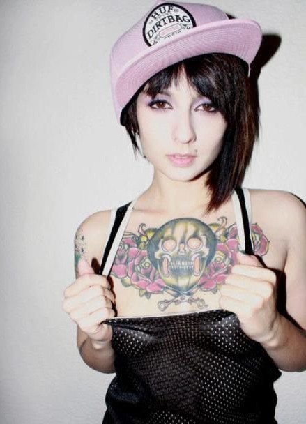 欧美女生胸前玫瑰骷髅个性纹身图案图图片