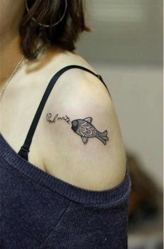推荐一款女性肩背鱼纹身图案图片