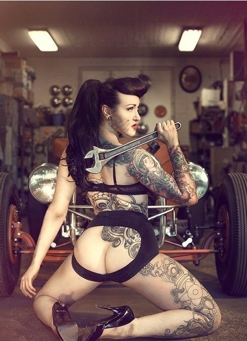 霸气侧漏的纹身美女机车修理工缩略频道推荐图