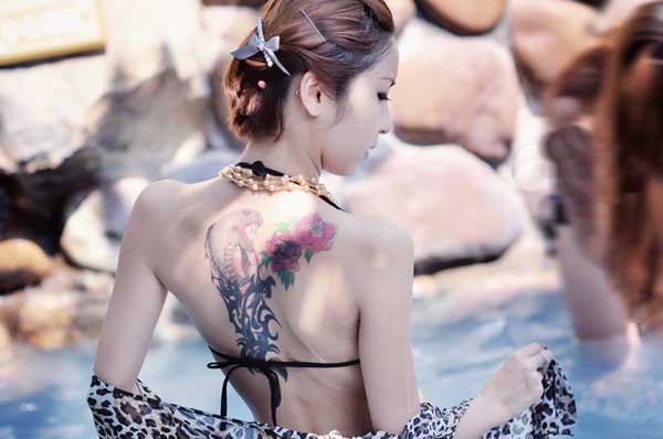 美女后背鲨鱼纹身图案图片