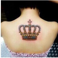 女生后背性感皇冠纹身图图片