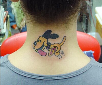 女生脖子处卡通狗狗纹身图案图片