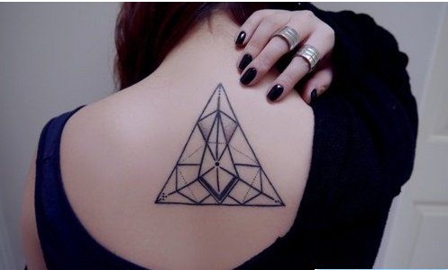 女人肩背几何图形纹身图案图片