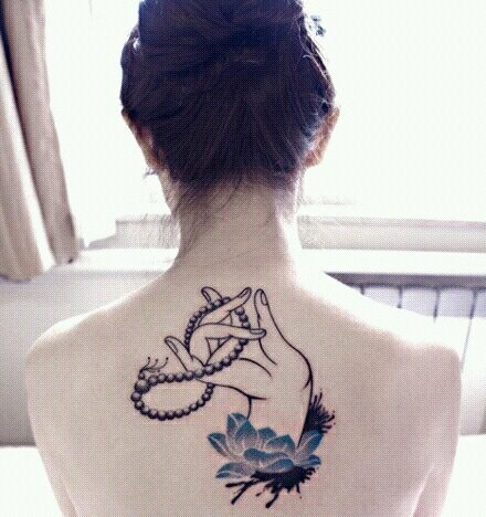 女孩背部手拿佛珠刺青图片