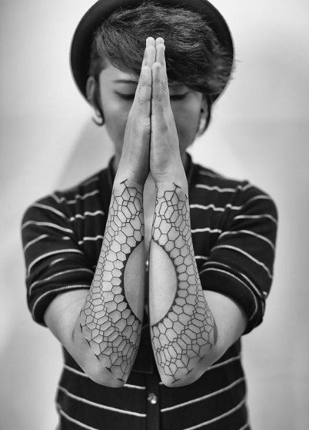 男人手臂另类黑白图腾欧美纹身图片