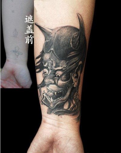 手腕一幅时尚经典的黑白般若纹身