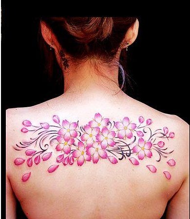 美女后背彩色樱花纹身图片