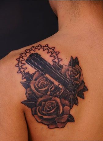 后背手枪纹身图图片