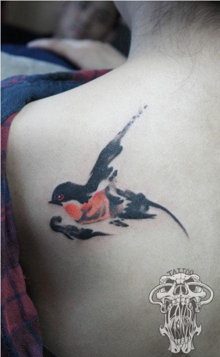 女人后背漂亮流行的水墨小燕子纹身图片