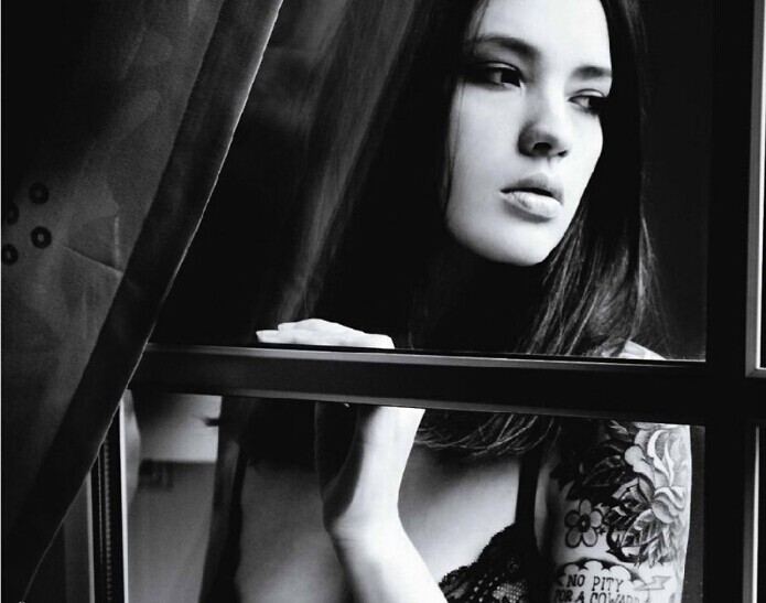 俄罗斯美女肩部唯美好看黑白鲜花纹身图片