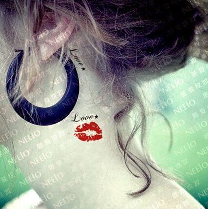 性感唇印  字母颈部纹身图片