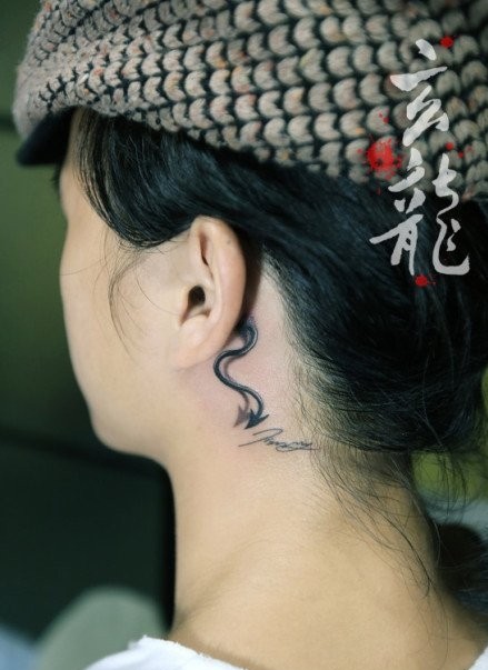 耳部的恶魔尾巴纹身图案图片