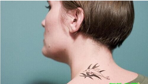 国外漂亮女生脖子处唯美小鱼纹身图片