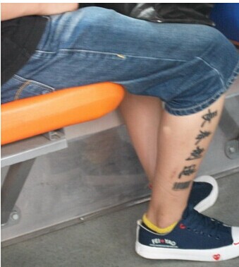 个性男生小腿部唯美文字纹身 长春制图片