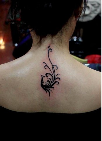 女孩子背部精美的图腾凤凰纹身图案图片