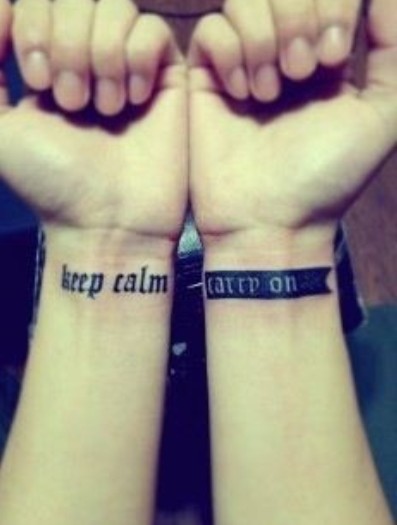 男人手臂黑白个性英文时尚纹身图案