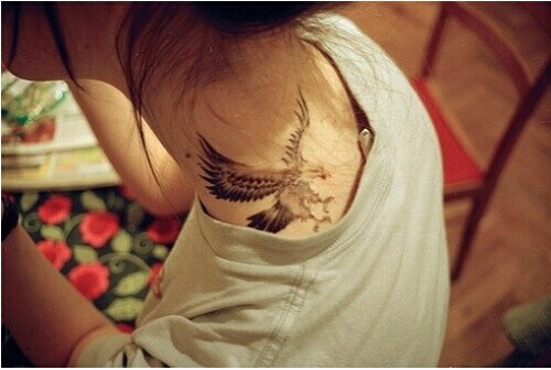 女生脖子霸气老鹰纹身图图片