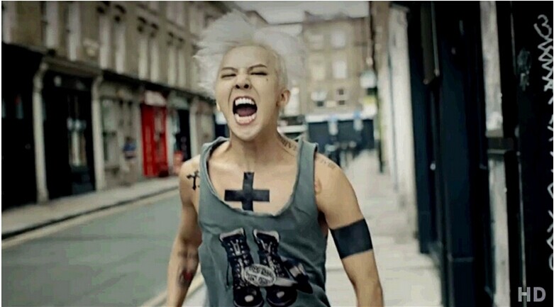 颓废怪异形帅哥胸部超个性十字纹身图