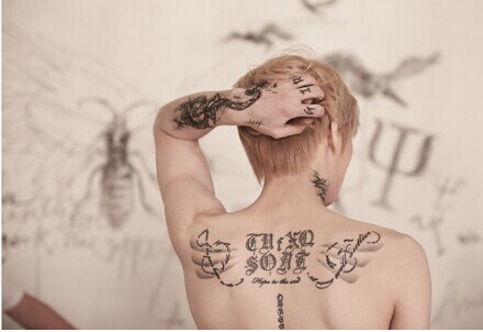 超级帅哥后背唯美优雅英文纹身图图片