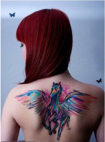 时尚女生后背经典帅气的天马纹身图案图片