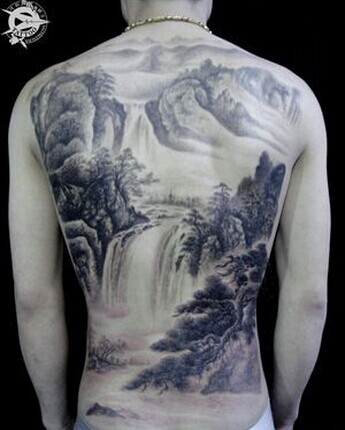 男生背部唯美黑白山水画风景纹身