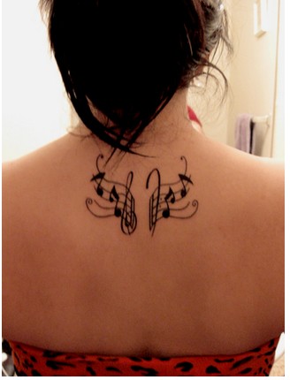 　漂亮女生后背音符纹身图案图片