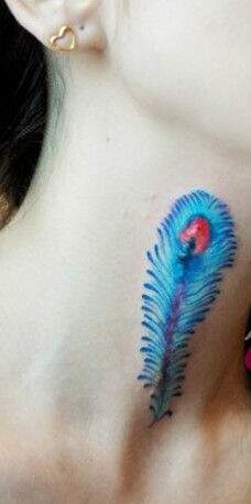 美女遮疤蓝色羽毛脖子部位纹身图片