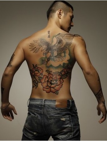 好看的男性后背老鹰与花朵纹身图案图片