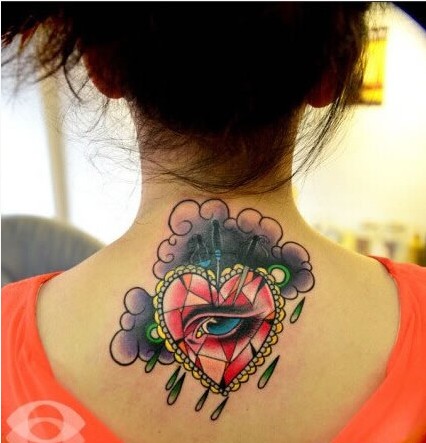 美女后颈上不同纹身技术的眼睛纹身图片