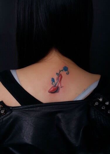 颈部的高跟鞋与玫瑰花图案组合纹身推图片