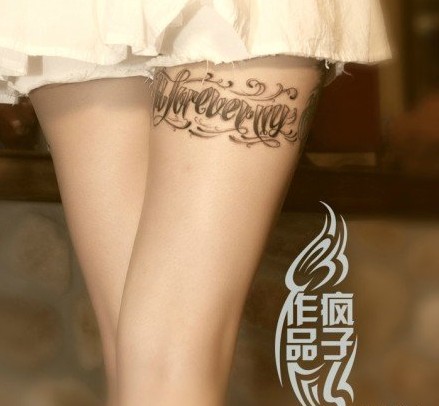 美女打造的英文花体字母纹身作品欣赏